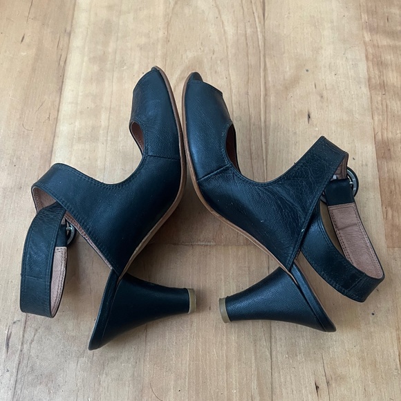 Black leather peep toe high heels - Picture 6 of 8